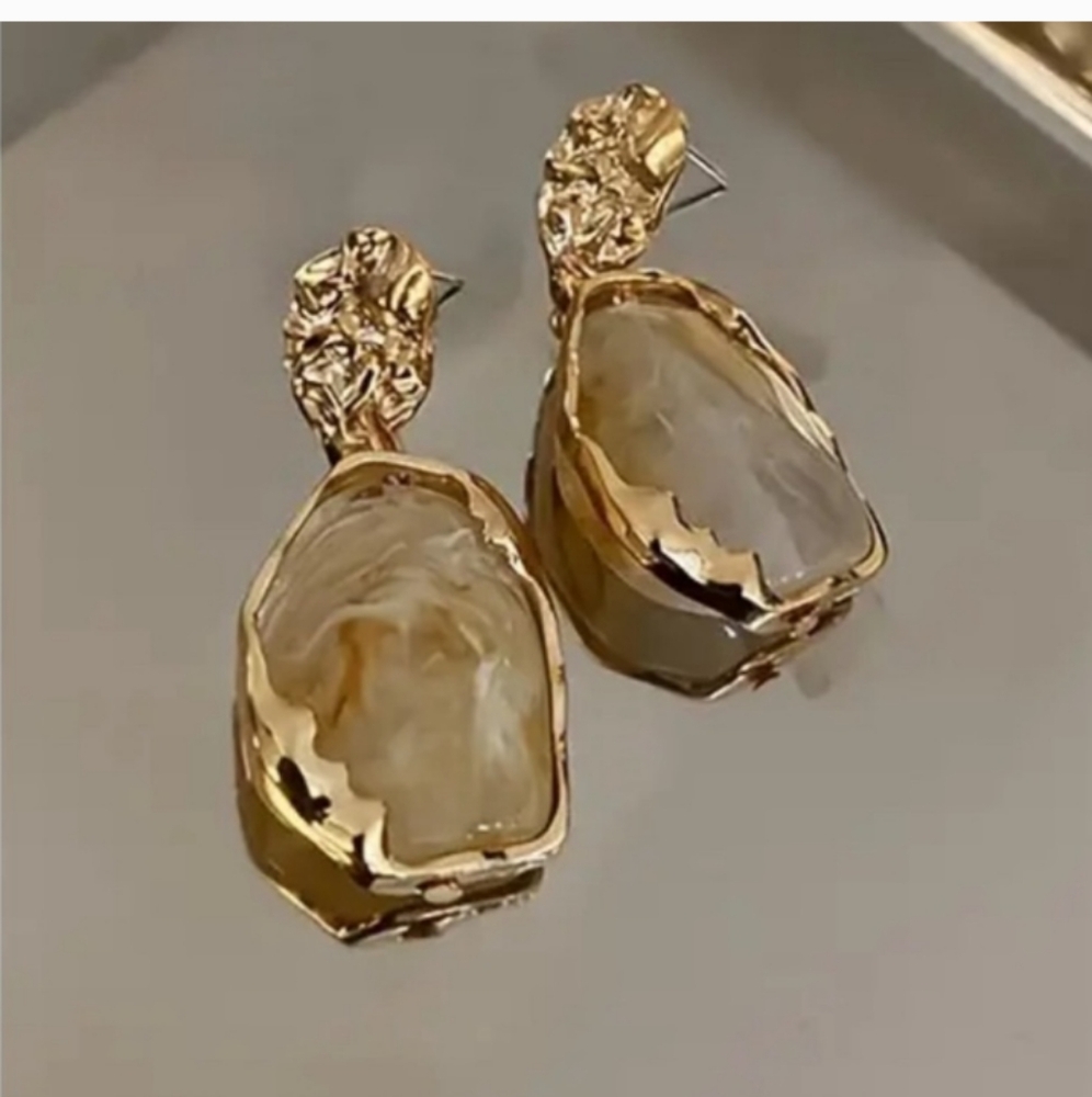 BOUTIQUE Resinous Dangle Earrings